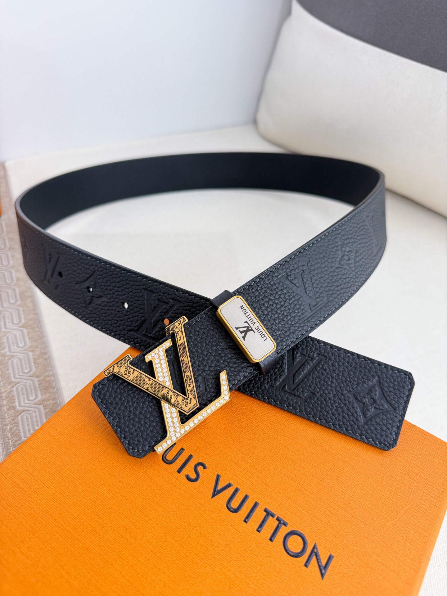Louis Vuitton diamond-studded buckle embossed cowhide men's belt, 3.8cm wide
