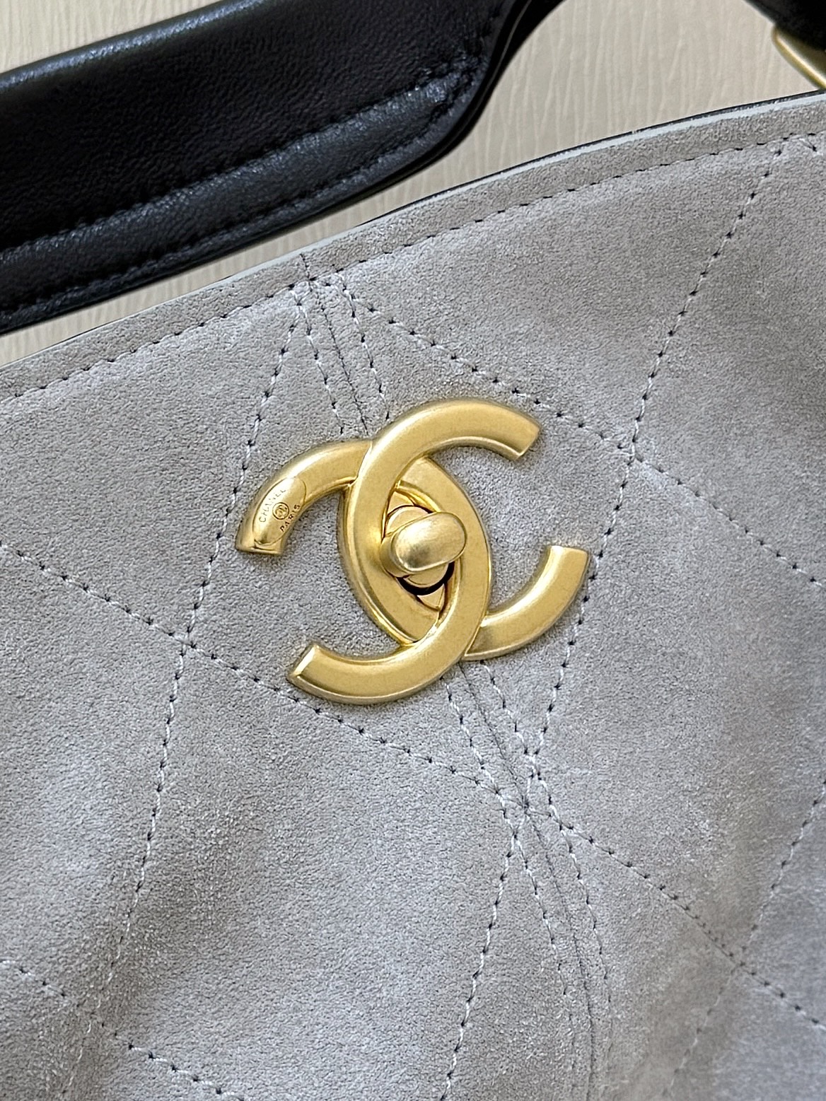 Chanel 25A High-end Handicraft Workshop Suede Colorblock Vertical Hobo AS5636 00158