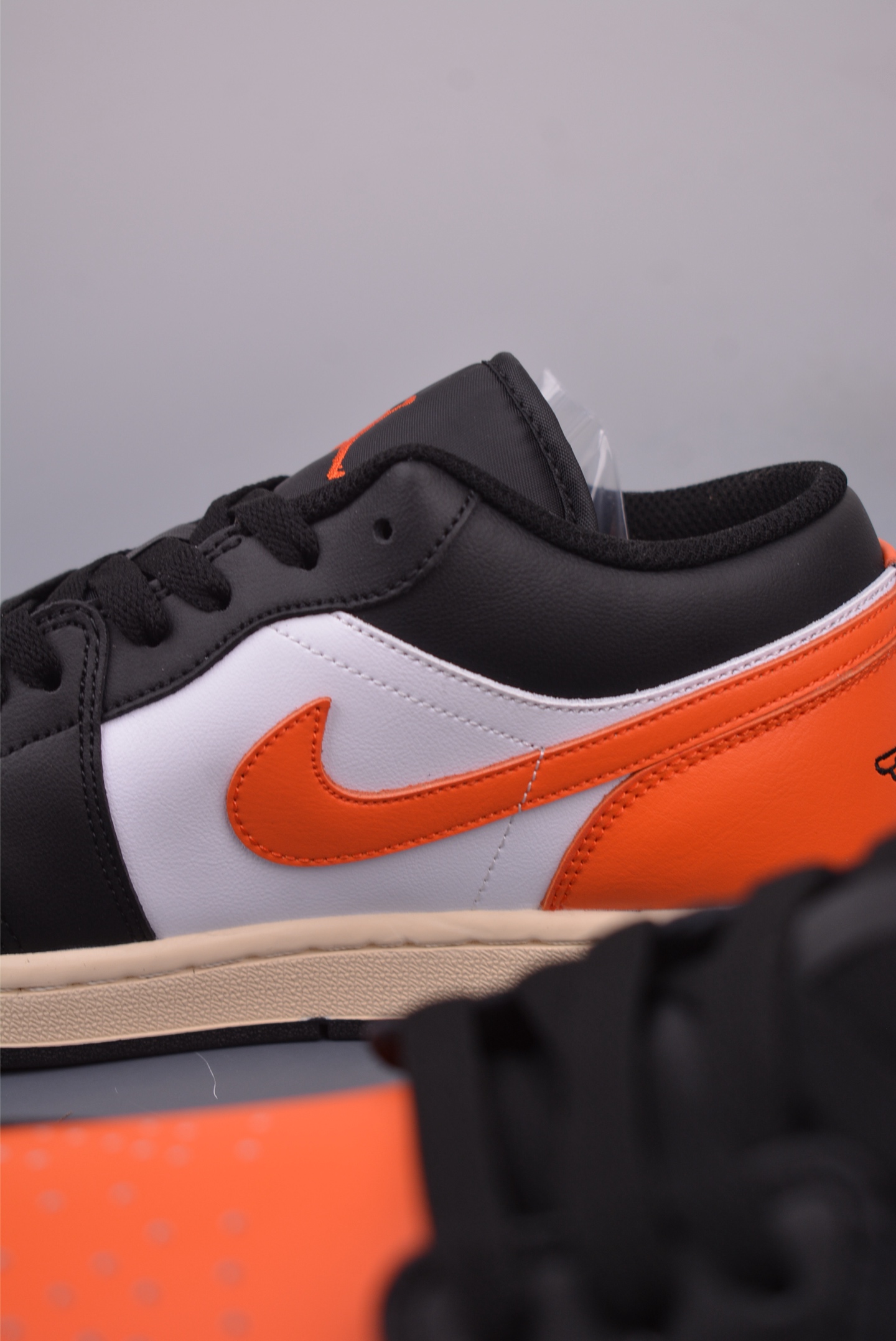 Nike Air Jordan 1 Low AJ1 basketball shoes 553558-081