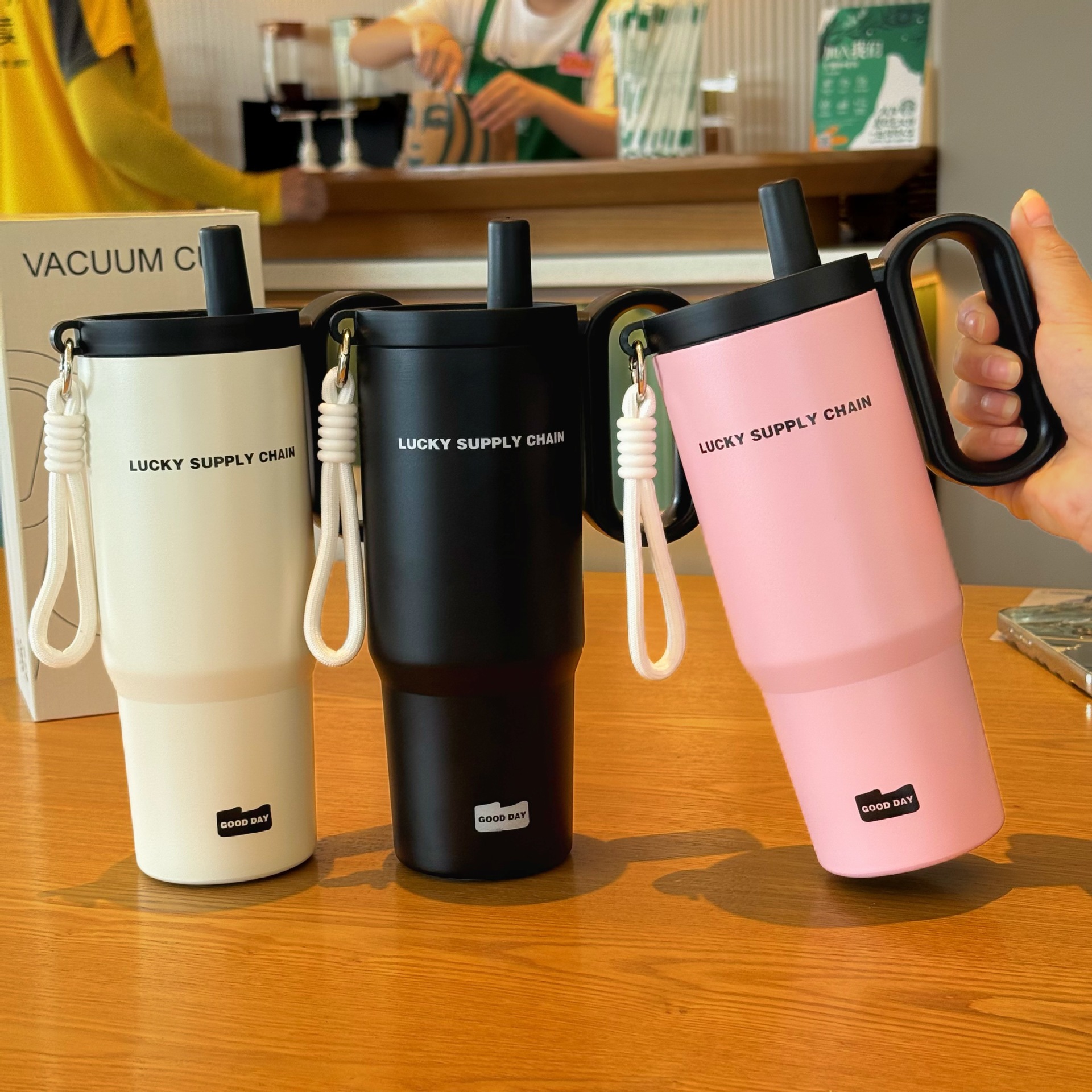 Large-capacity insulated water bottle made of 316 stainless steel with straw, suitable for car use and has a premium feel.