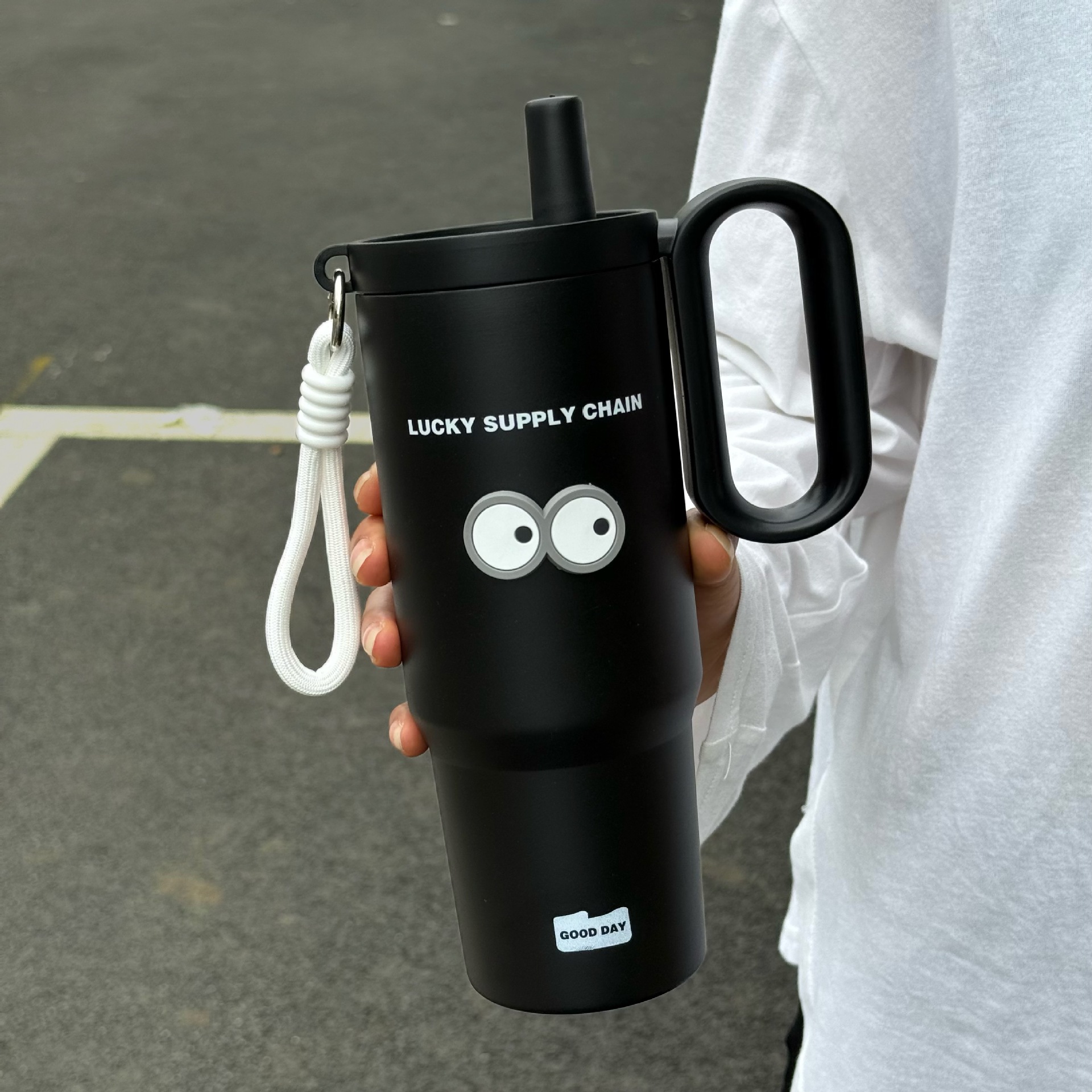 Large-capacity insulated water bottle made of 316 stainless steel with straw, suitable for car use and has a premium feel.