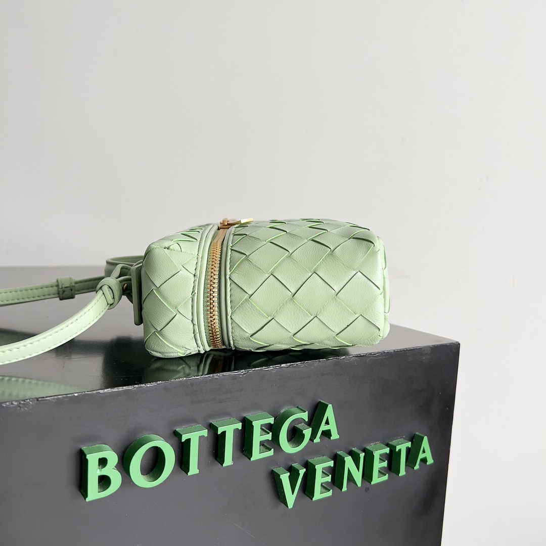 Bottega Veneta 2024 Woven Zippered Baguette Bag 789109