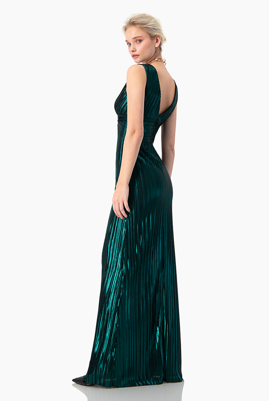 Vestido de noche con detalle en escote