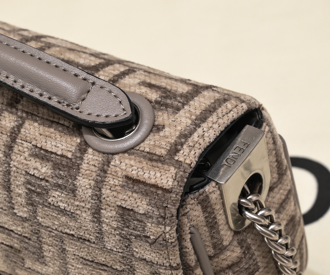 FENDI conic Baquette chain bag 6601