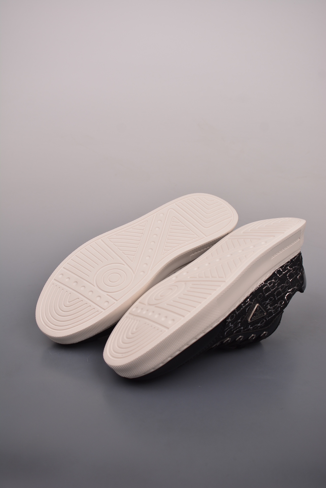 FENDI 23ss low-top sneakers black and silver