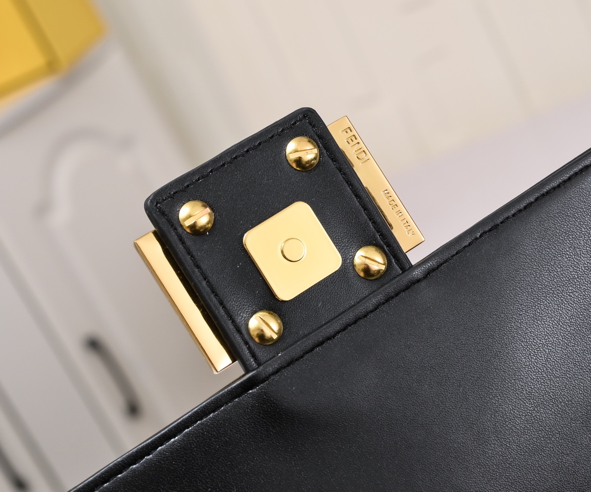 FENDI Baguette Handbag 6608