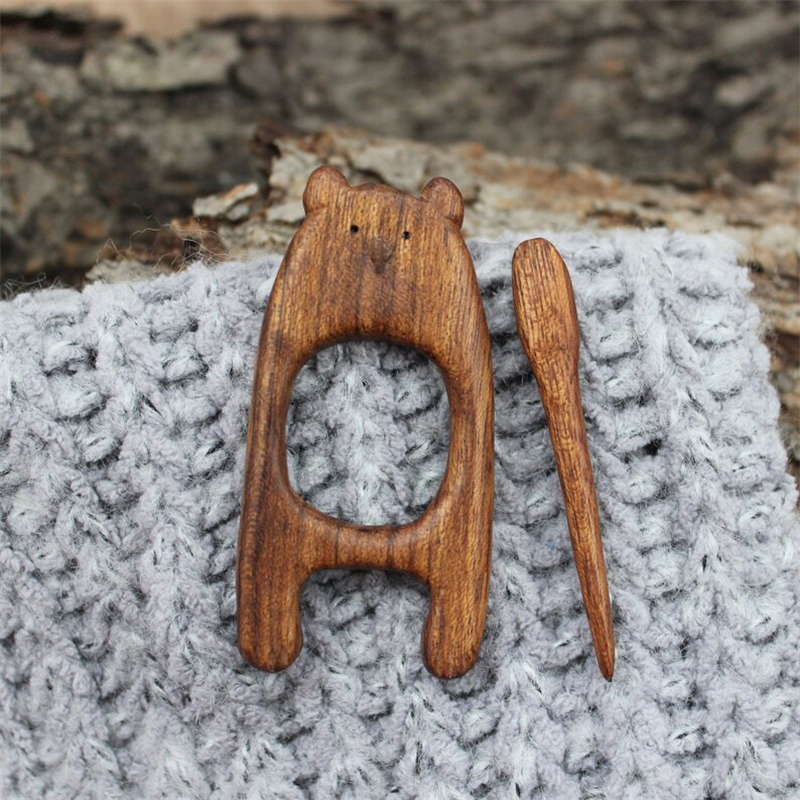 Brooch pin with wooden animal pattern (sweater clip)