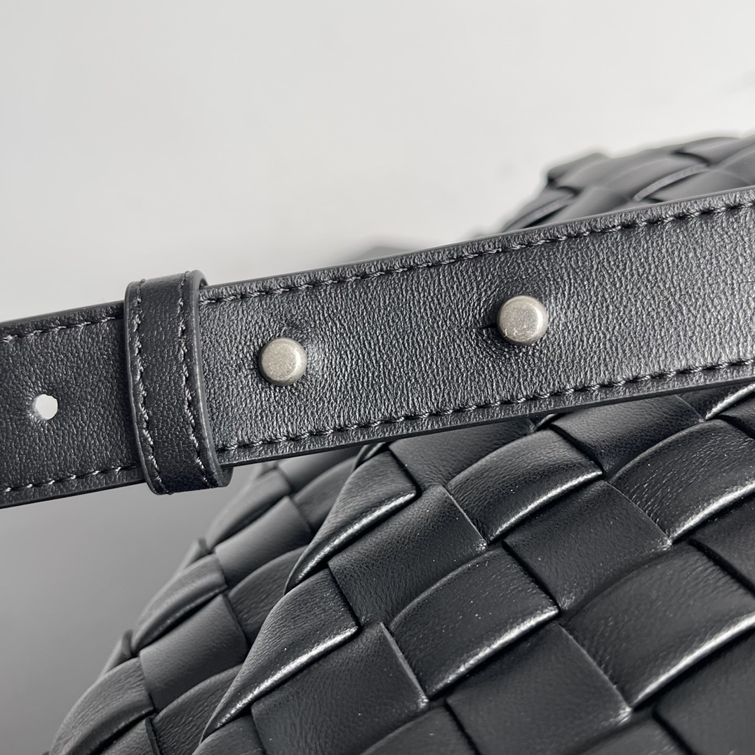 Bottega Veneta Cobble Bag 755659