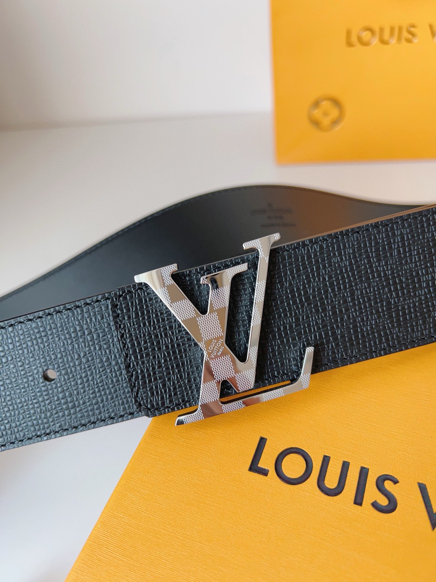 Louis Vuitton engraved buckle men's belt, 4cm wide
