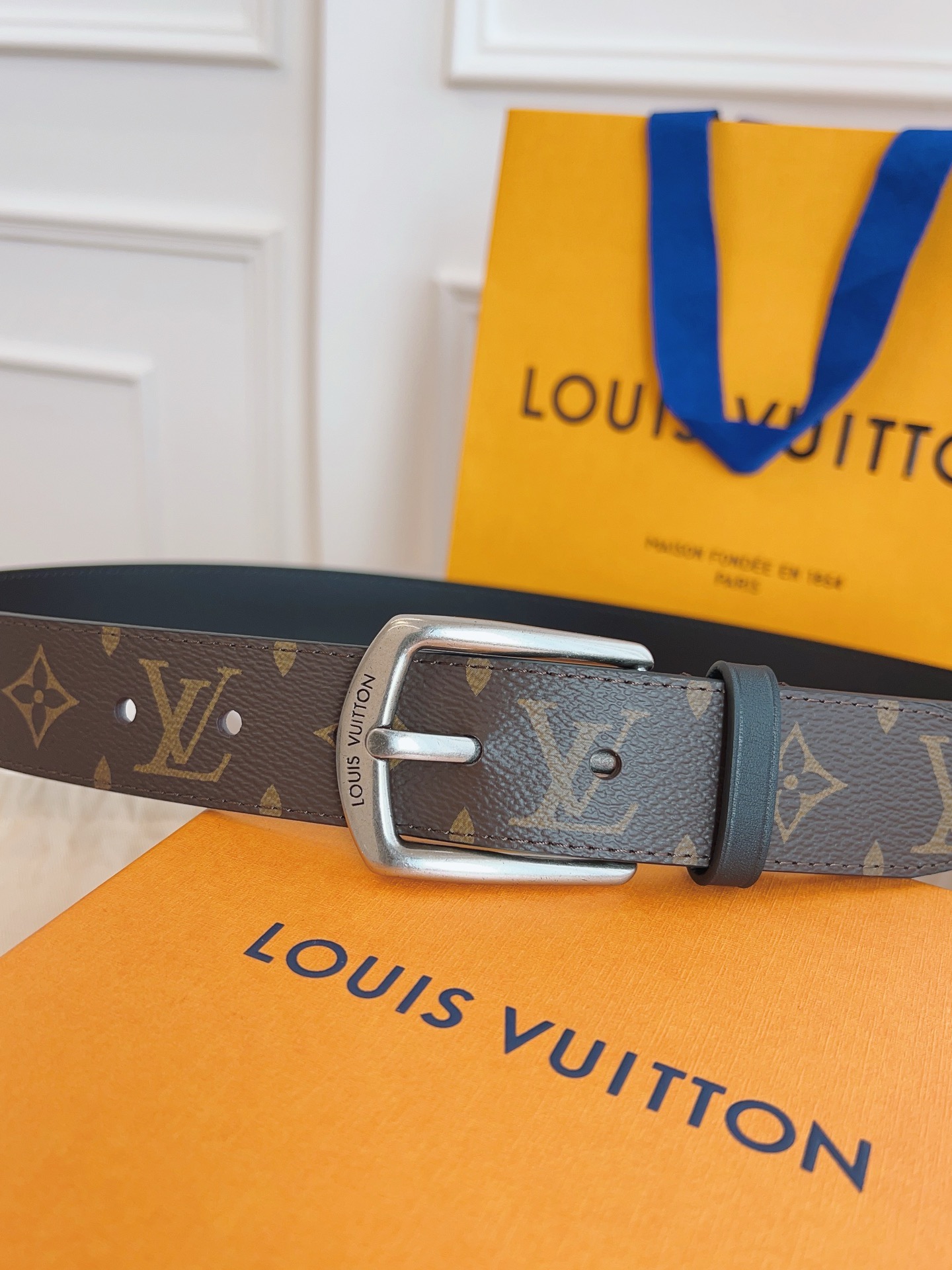 Louis Vuitton double-sided leather buckle belt with monogram pattern, 3.5cm wide