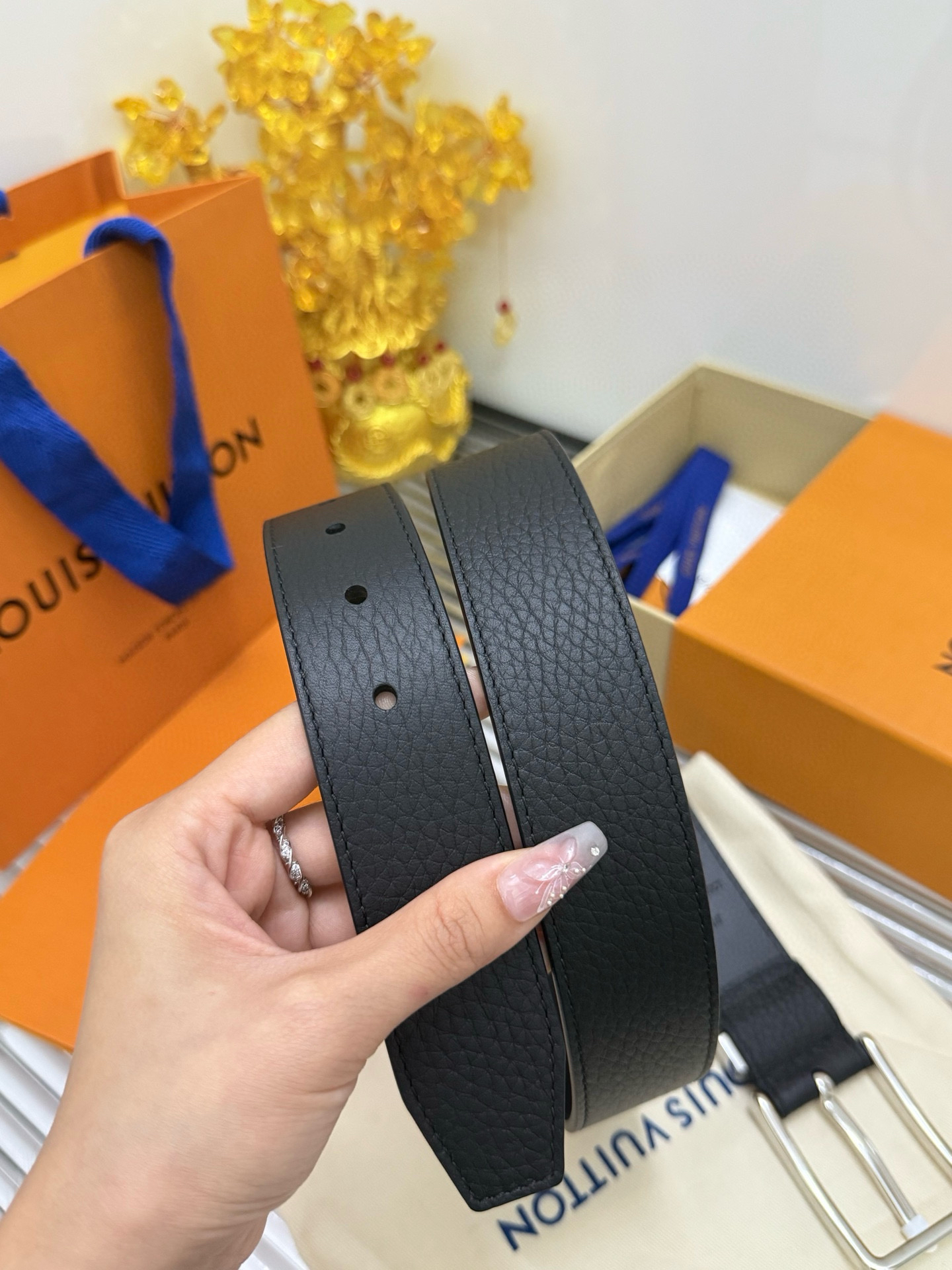 Louis Vuitton men's belt with pin buckle and lychee pattern, 3.5cm wide