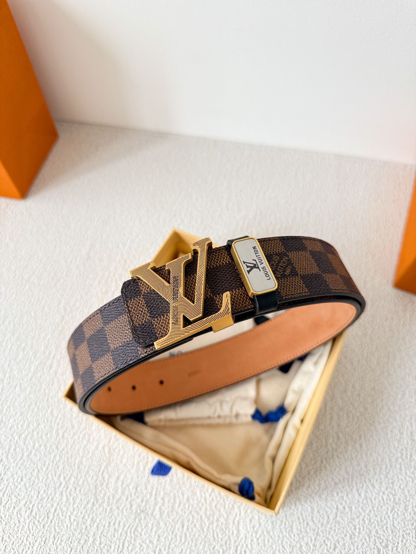Louis Vuitton carved buckle belt with monogram, 3.8cm width