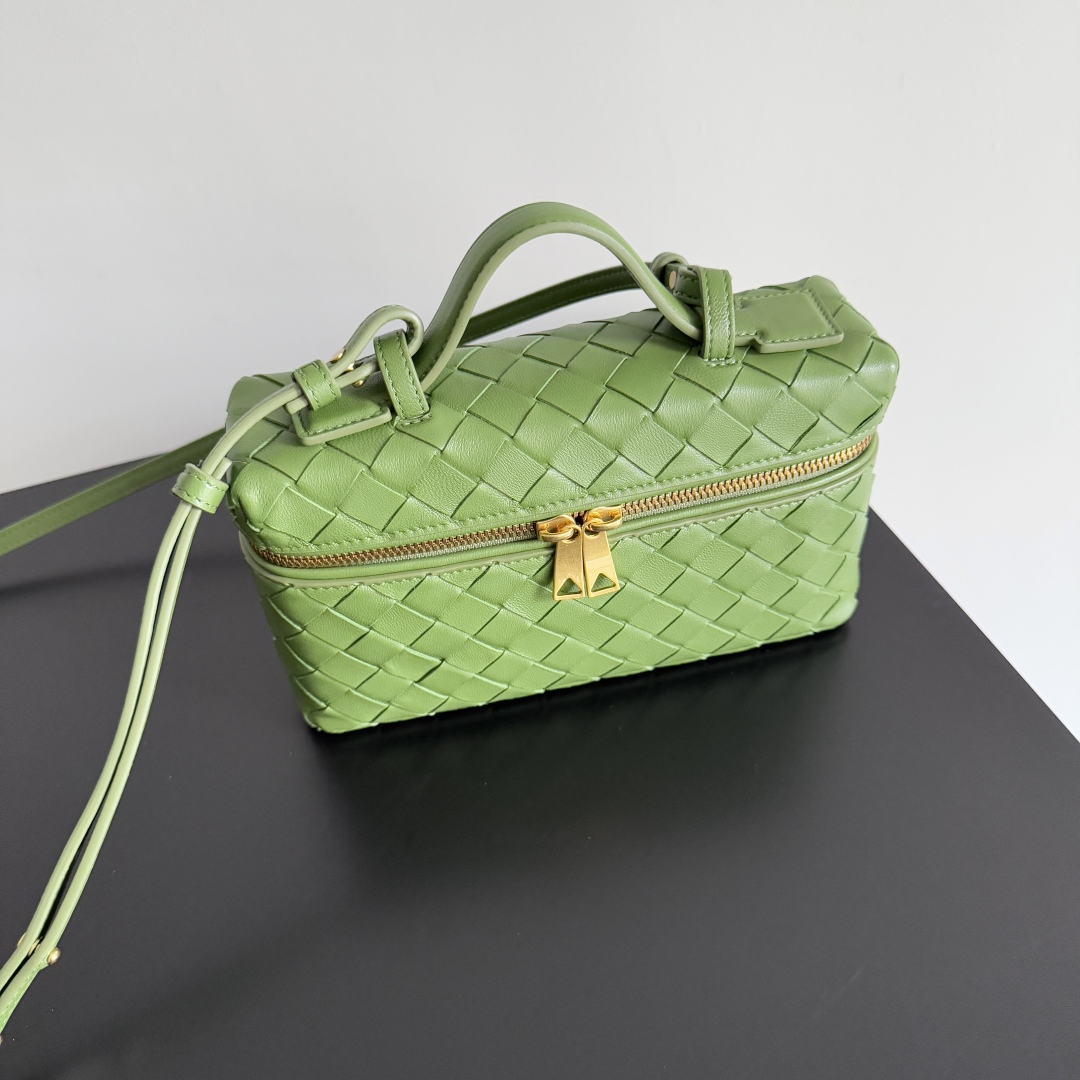 Bottega Veneta 2024 Woven Zippered Baguette Bag 789109