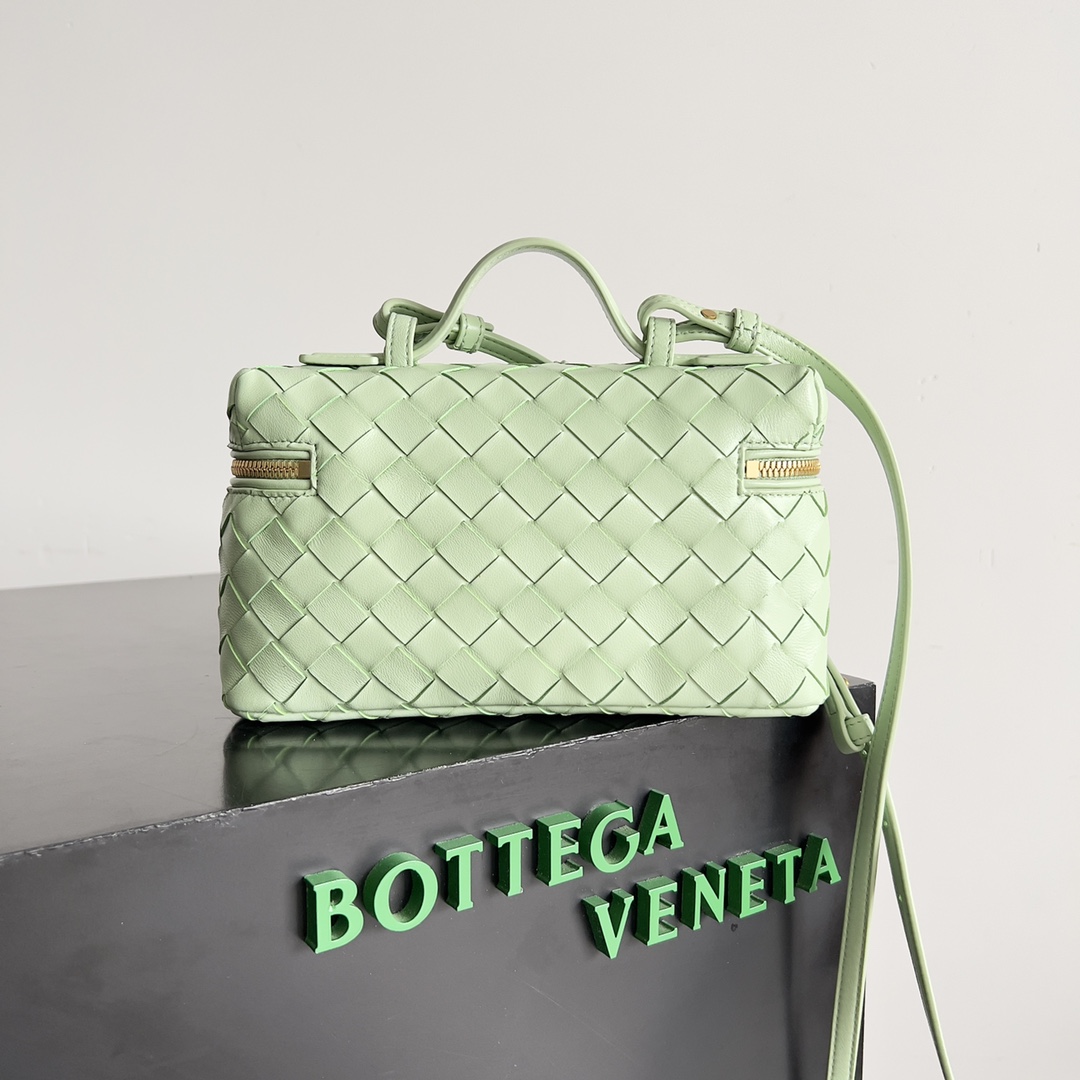 Bottega Veneta 2024 Woven Zippered Baguette Bag 789109
