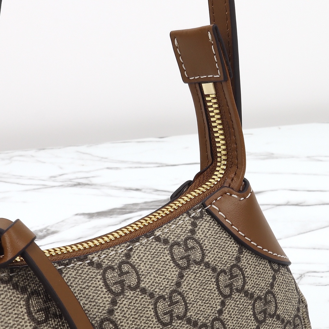 Gucci GG Emblem small shoulder bag‎ 820696 FAD6L 9741