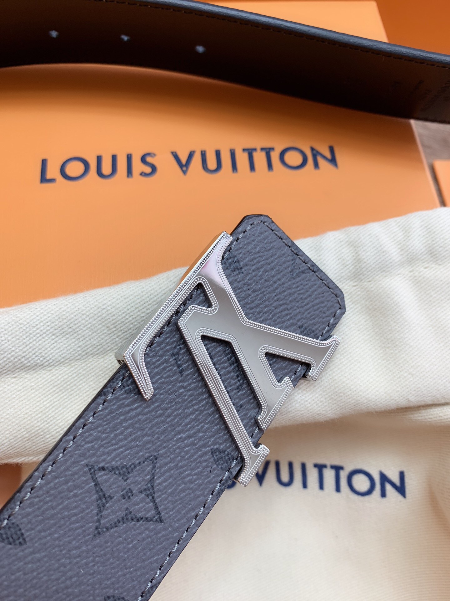 Louis Vuitton Men's Old Fashioned Cowhide Belt 4CM Width