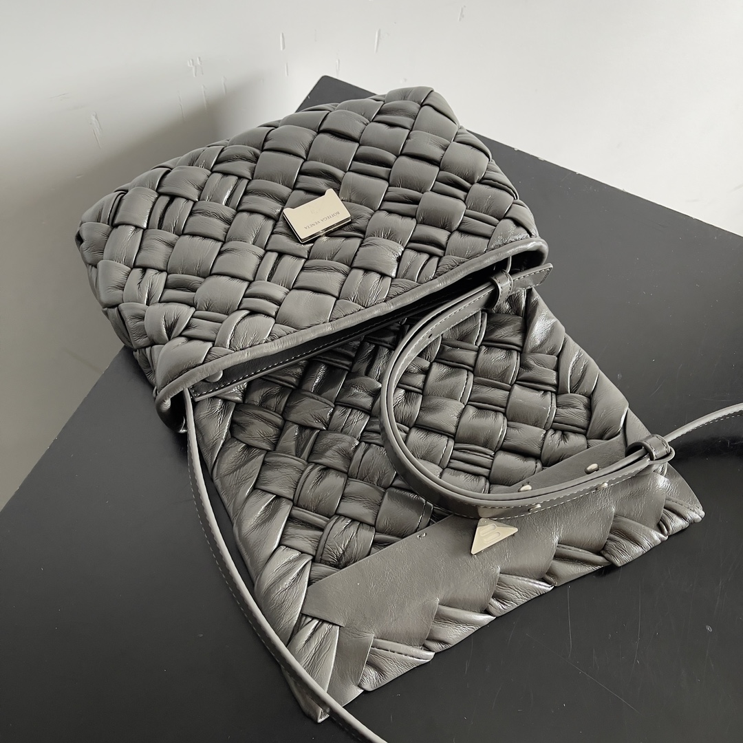 Bottega Veneta RUMPLE MESSENGER handbag 787113