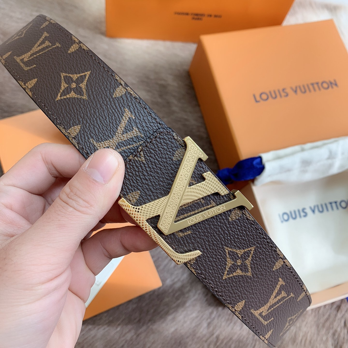 Louis Vuitton Men's Old Fashioned Cowhide Belt 4CM Width