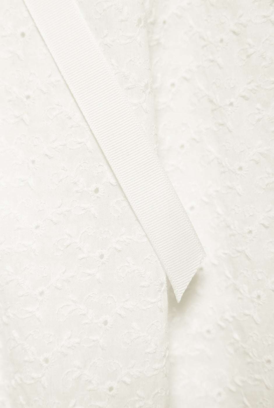Maxi falda en tono blanco con cinta