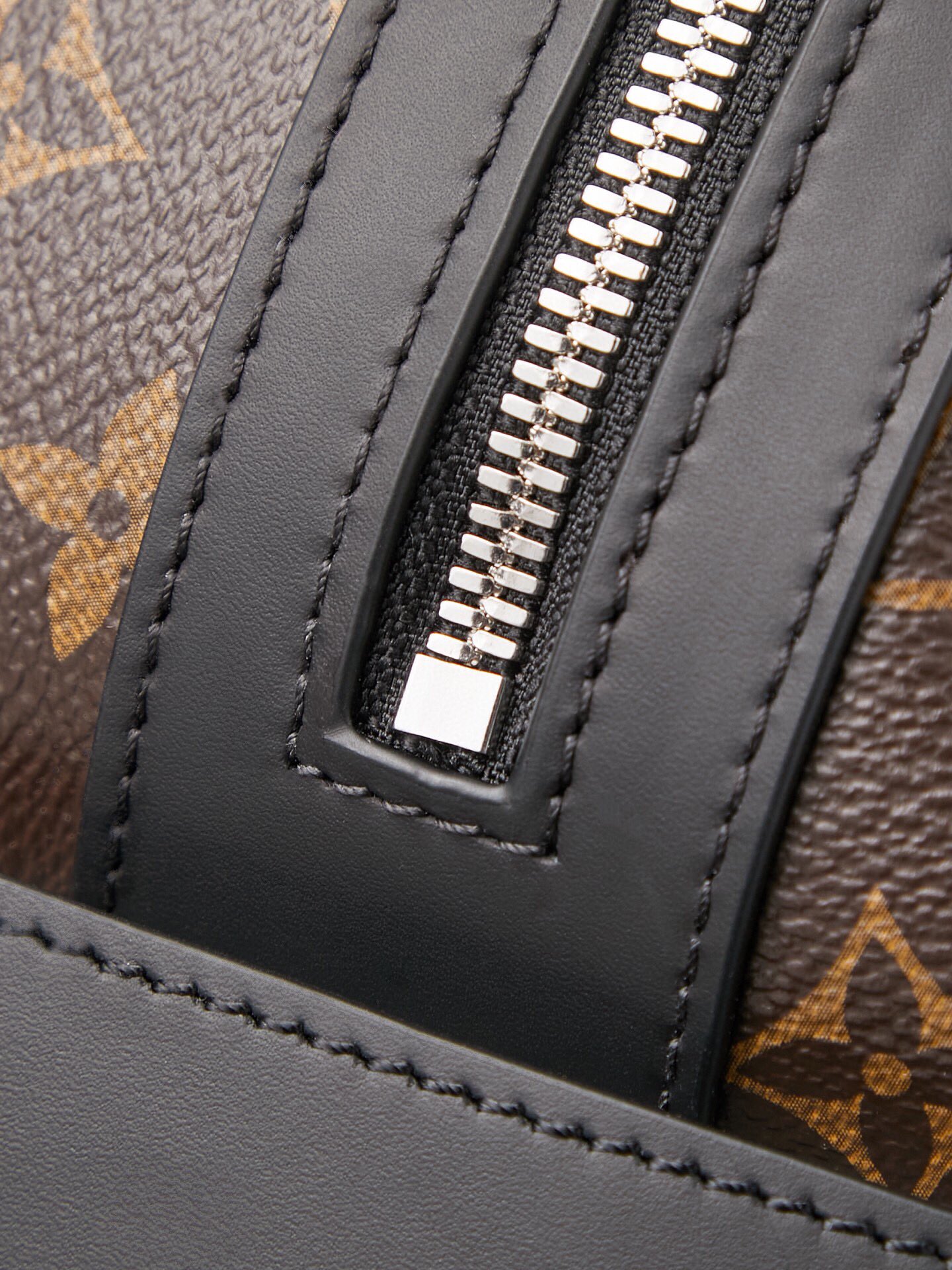 Louis Vuitton Discovery Backpack M46684