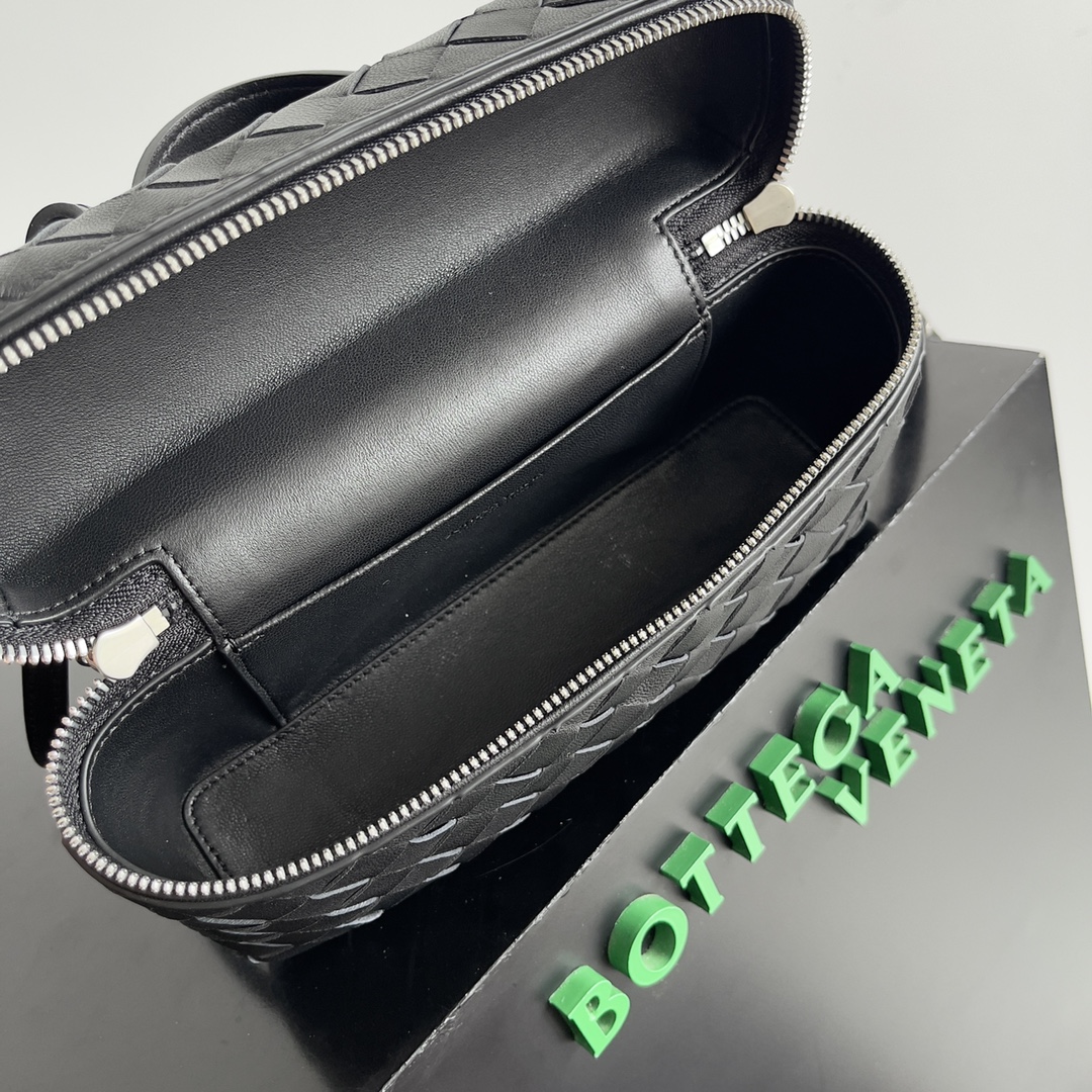 Bottega Veneta 2024 Woven Zippered Baguette Bag 789109