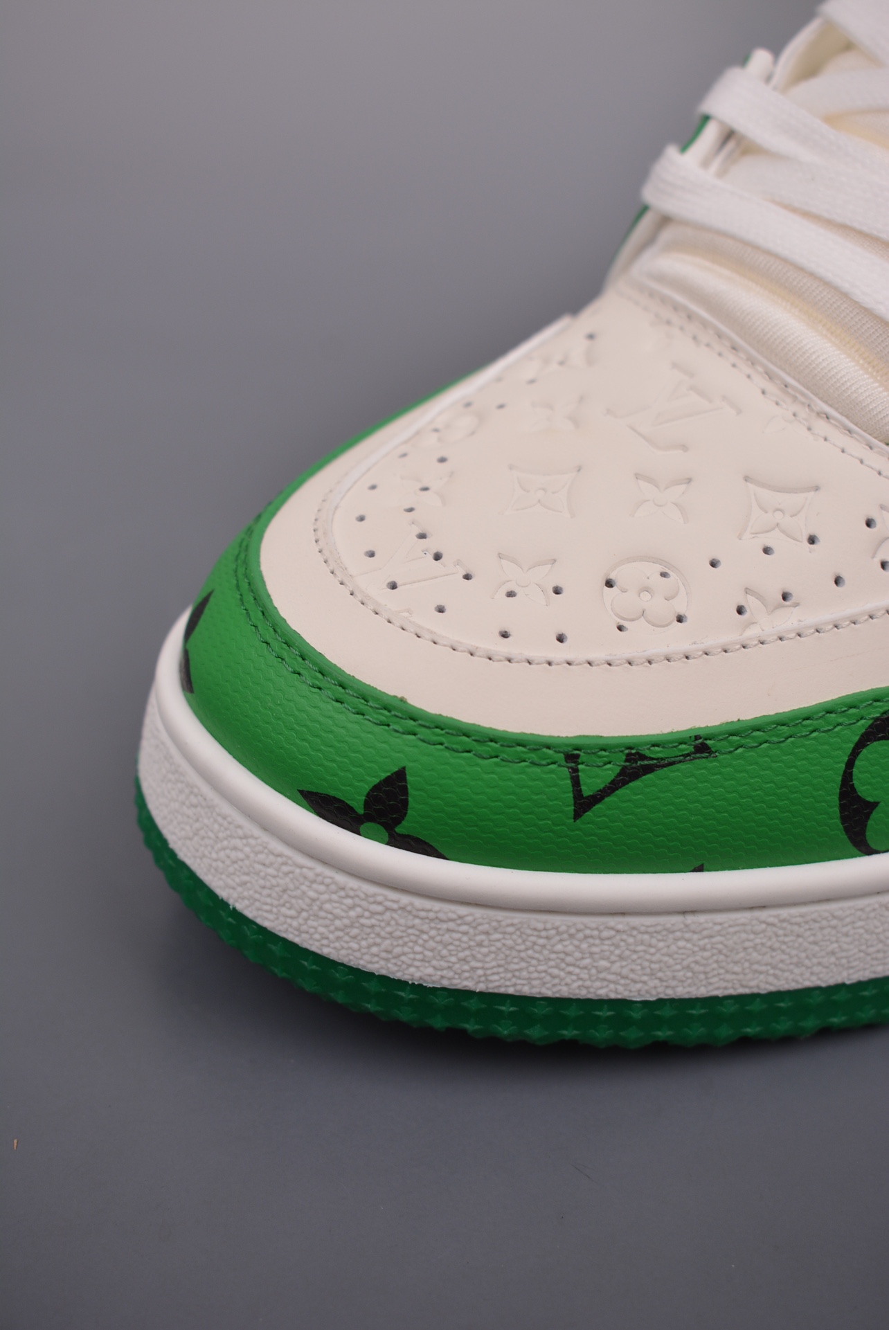 Louis Vuitton Trainer Sneaker Low Green and White Signature Edition 1AANFZ