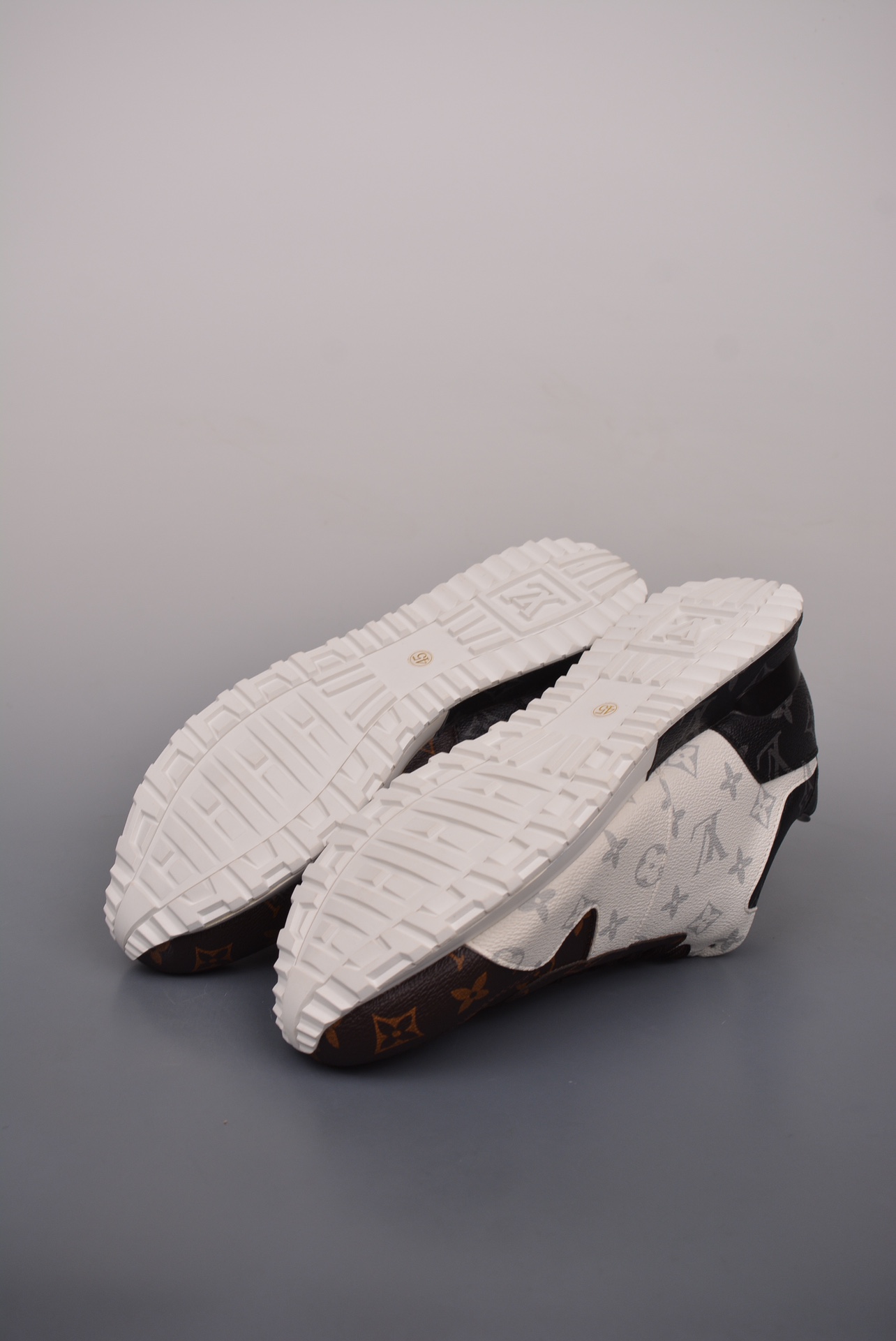 Louis Vuitton Run Away white, black and brown monogram 1A3N7W