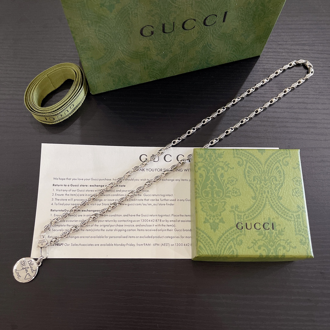 Gucci round necklace