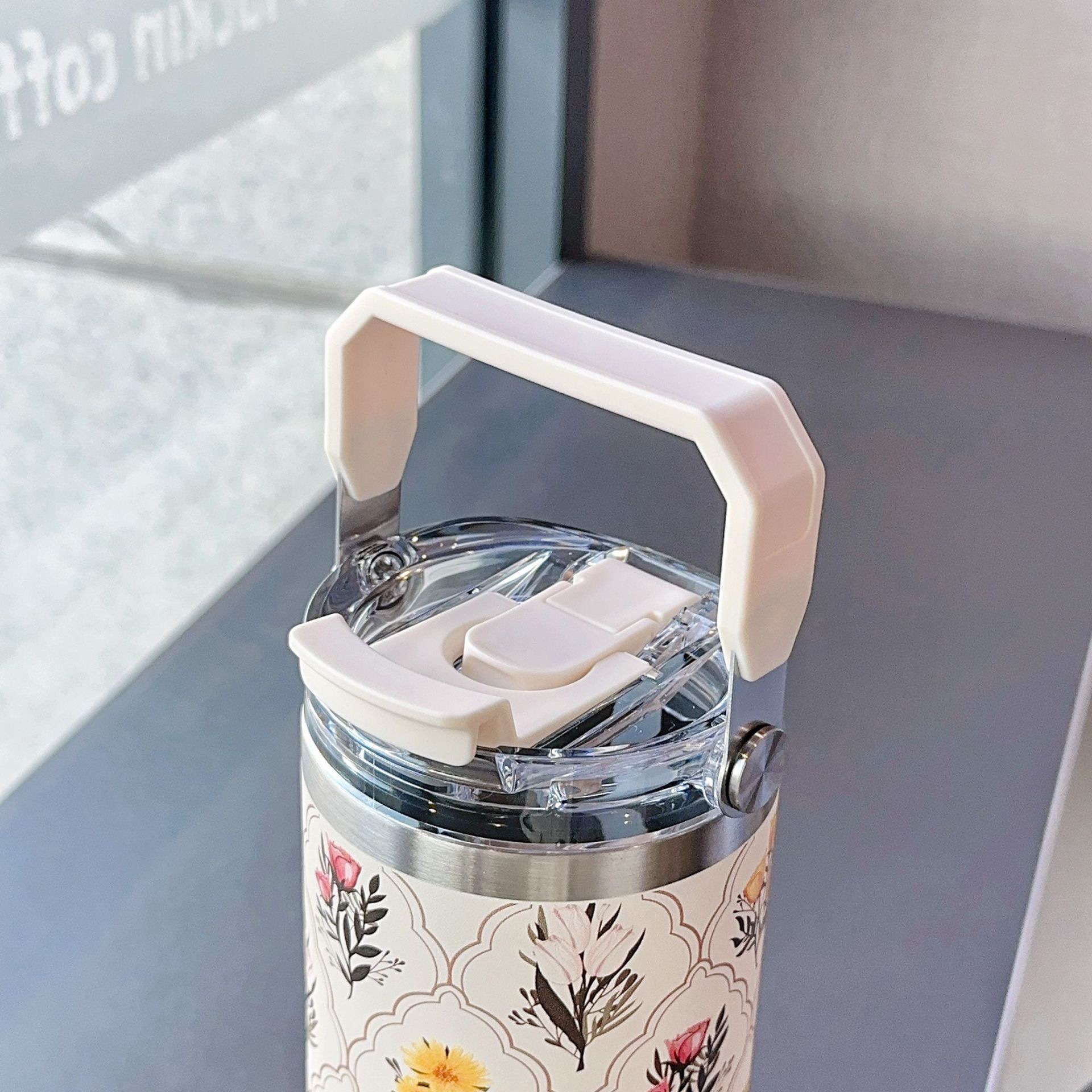 This portable thermos features a 3D floral design, making it suitable for car use and keeping drinks ice-cold. Its hard handle makes it portable and ideal for outdoor travel.