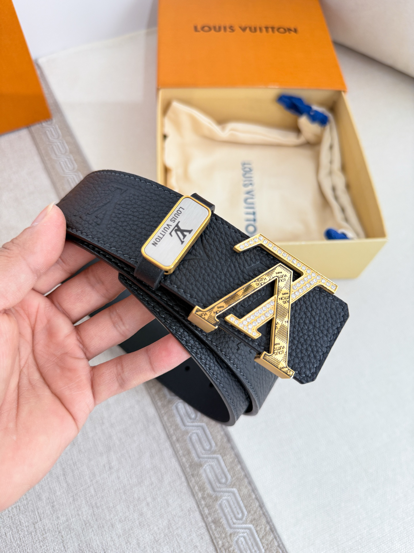 Louis Vuitton diamond-studded buckle embossed cowhide men's belt, 3.8cm wide