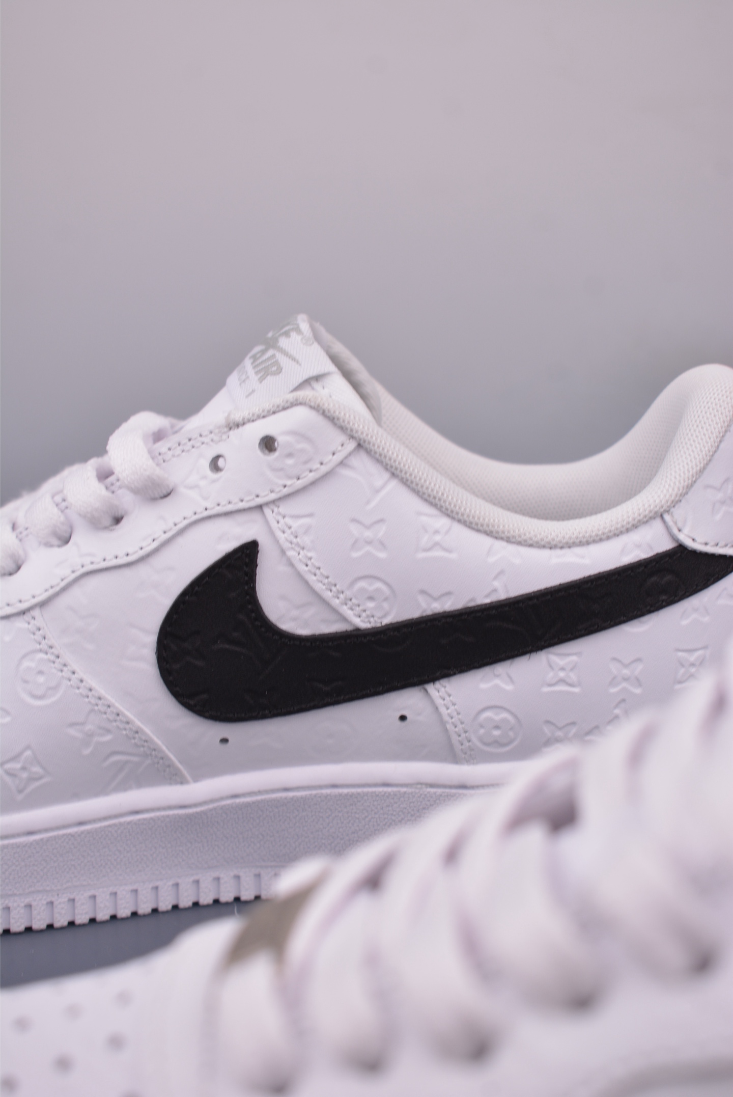 Louis Vuitton x Nike Air Force 1 07 LV8 Low Sneakers White and Black Print YN7698-111