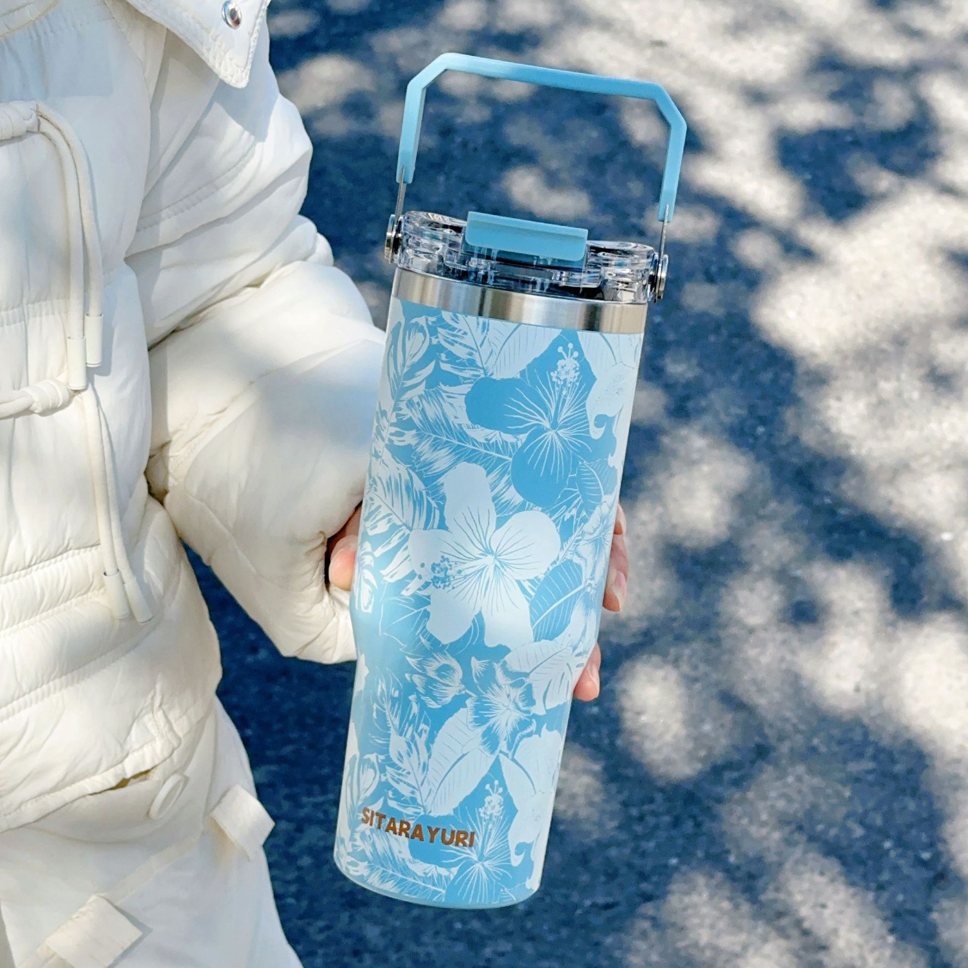 This portable thermos features a 3D floral design, making it suitable for car use and keeping drinks ice-cold. Its hard handle makes it portable and ideal for outdoor travel.