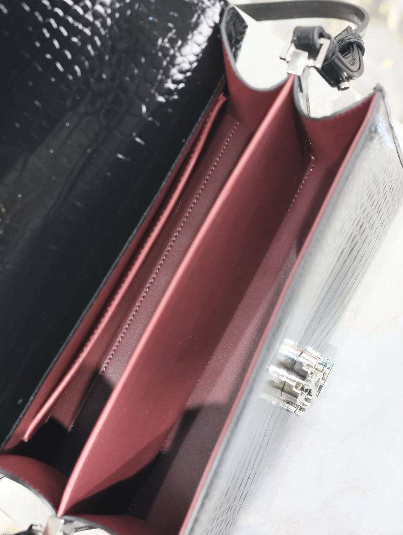 Yves Saint Laurent CASSANDRA Handbag 578000