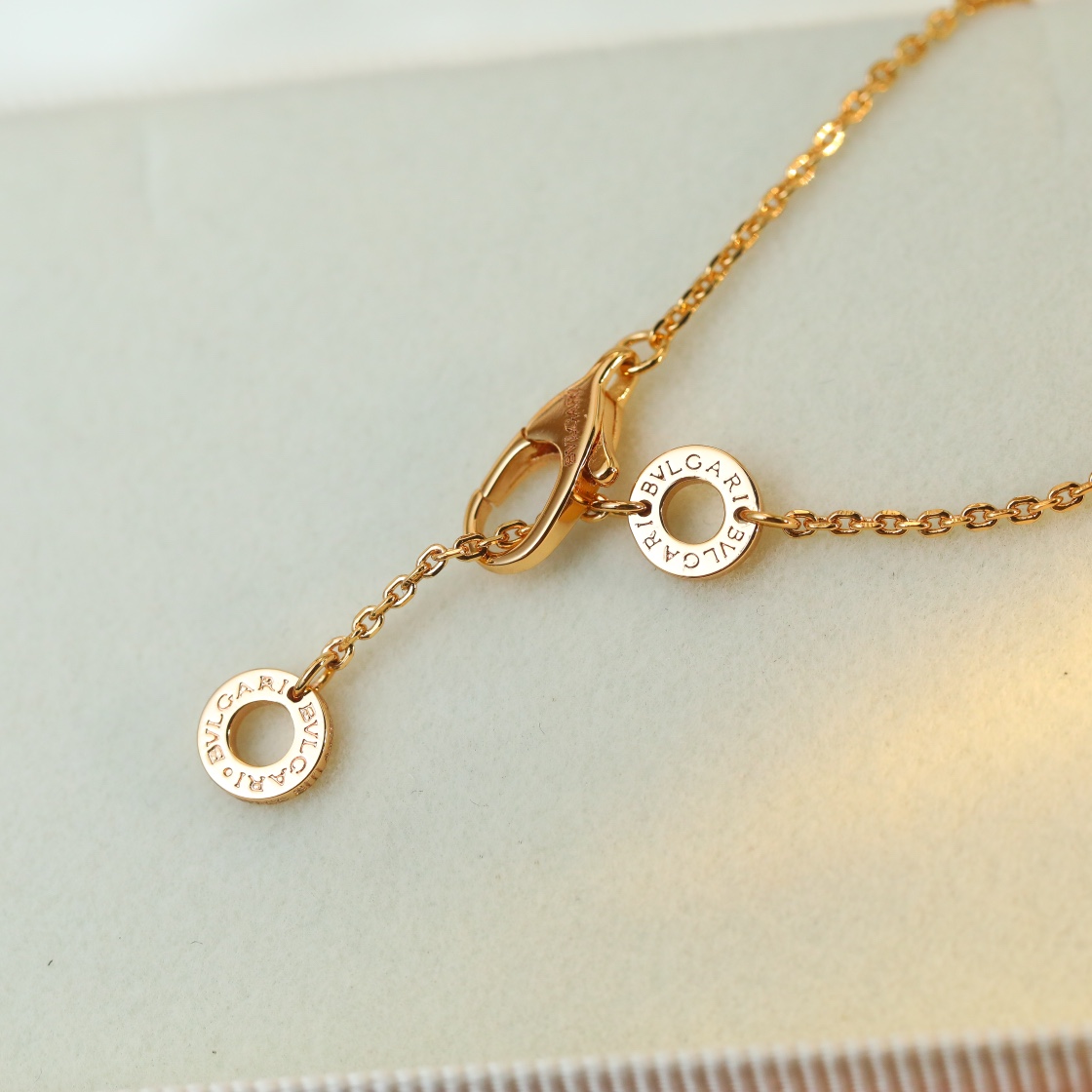 Bulgari Divas Dream series fan-shaped diamond necklace