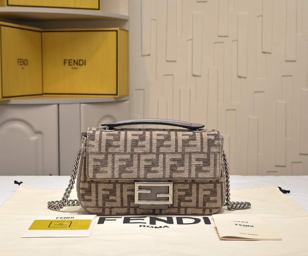 FENDI conic Baquette chain bag 6601