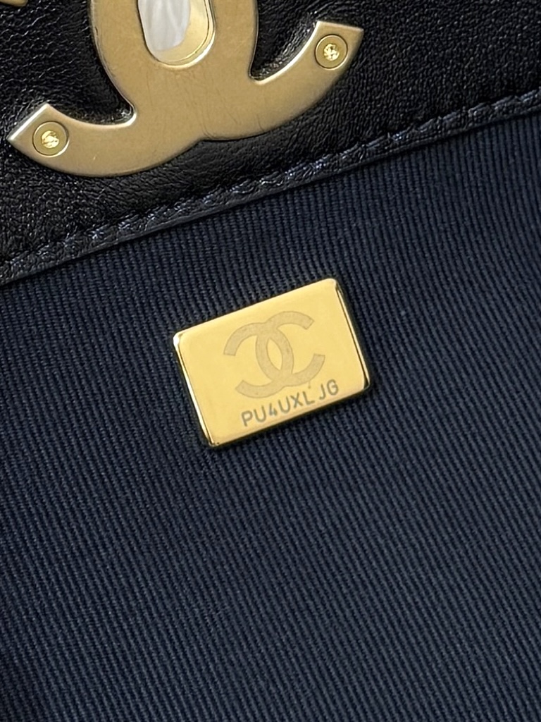 Chanel 25A High-end Handicraft Workshop Suede Colorblock Vertical Hobo AS5636 00158