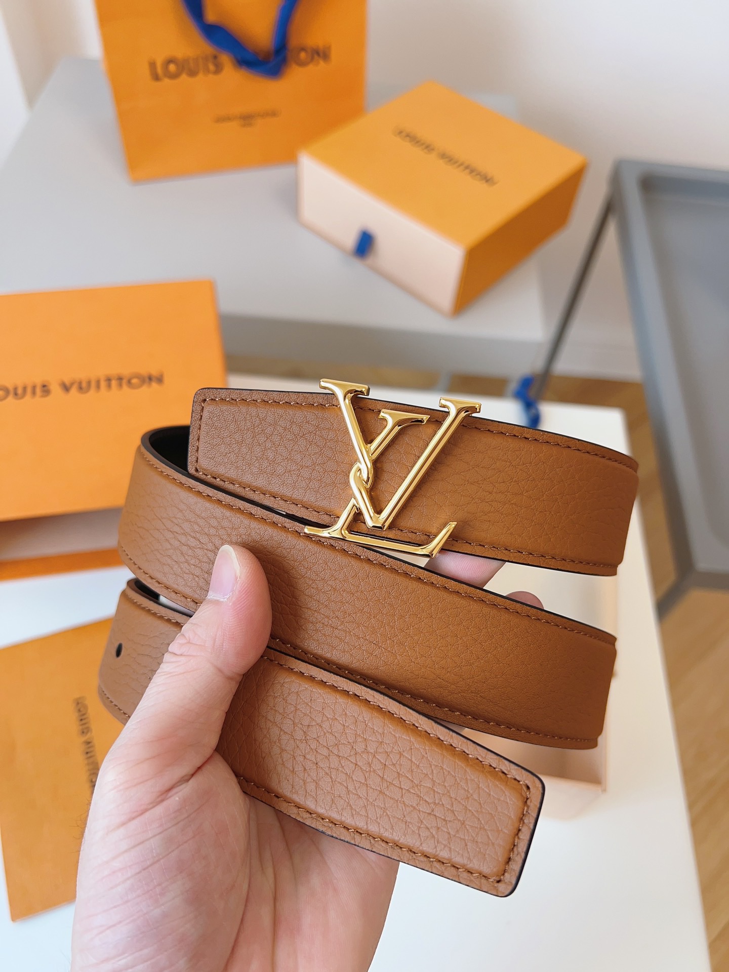 Louis Vuitton lychee grain double-faced cowhide belt, 3.5cm wide