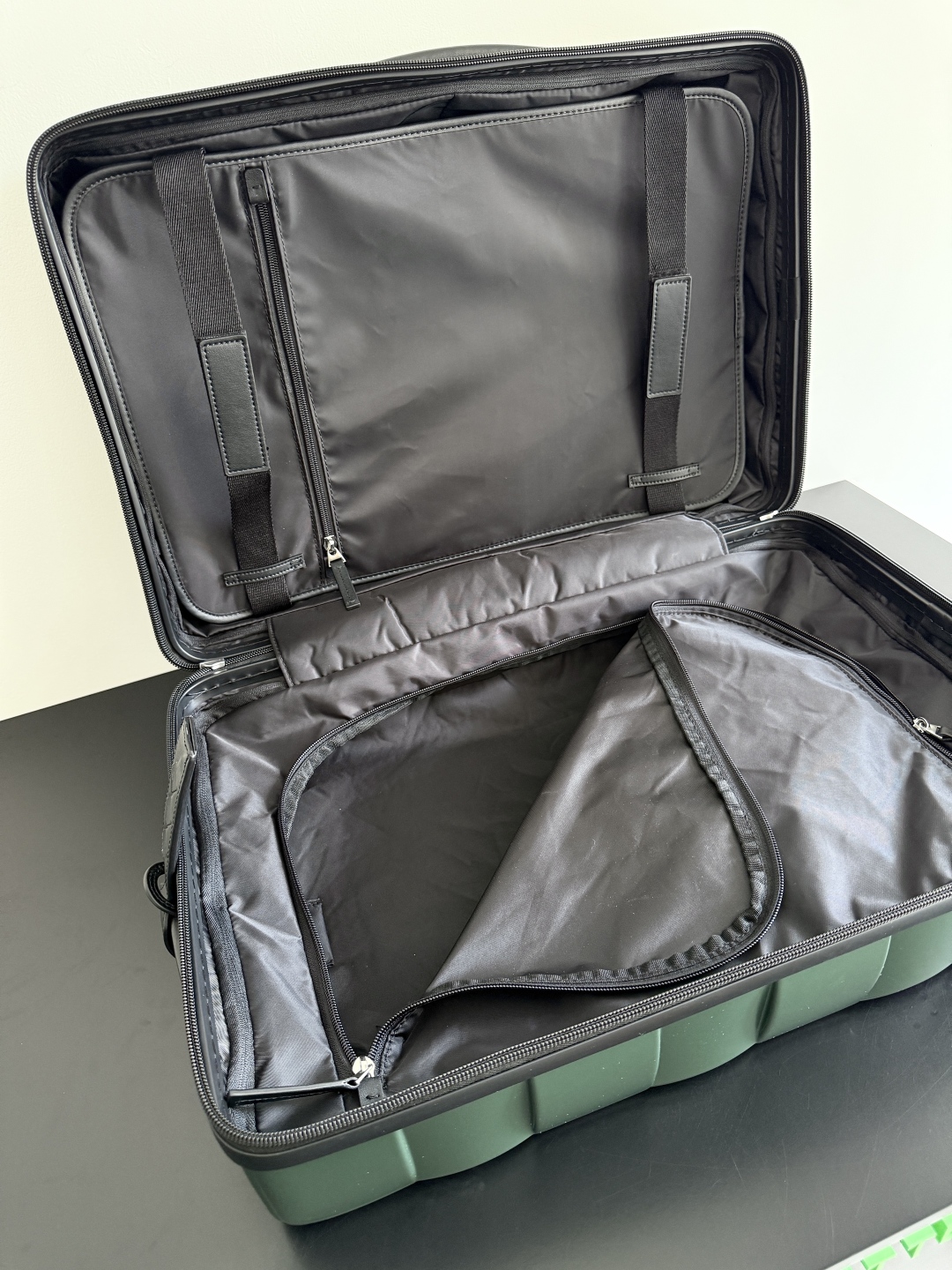 Bottega Veneta 2025 Odyssey Luggage 822479
