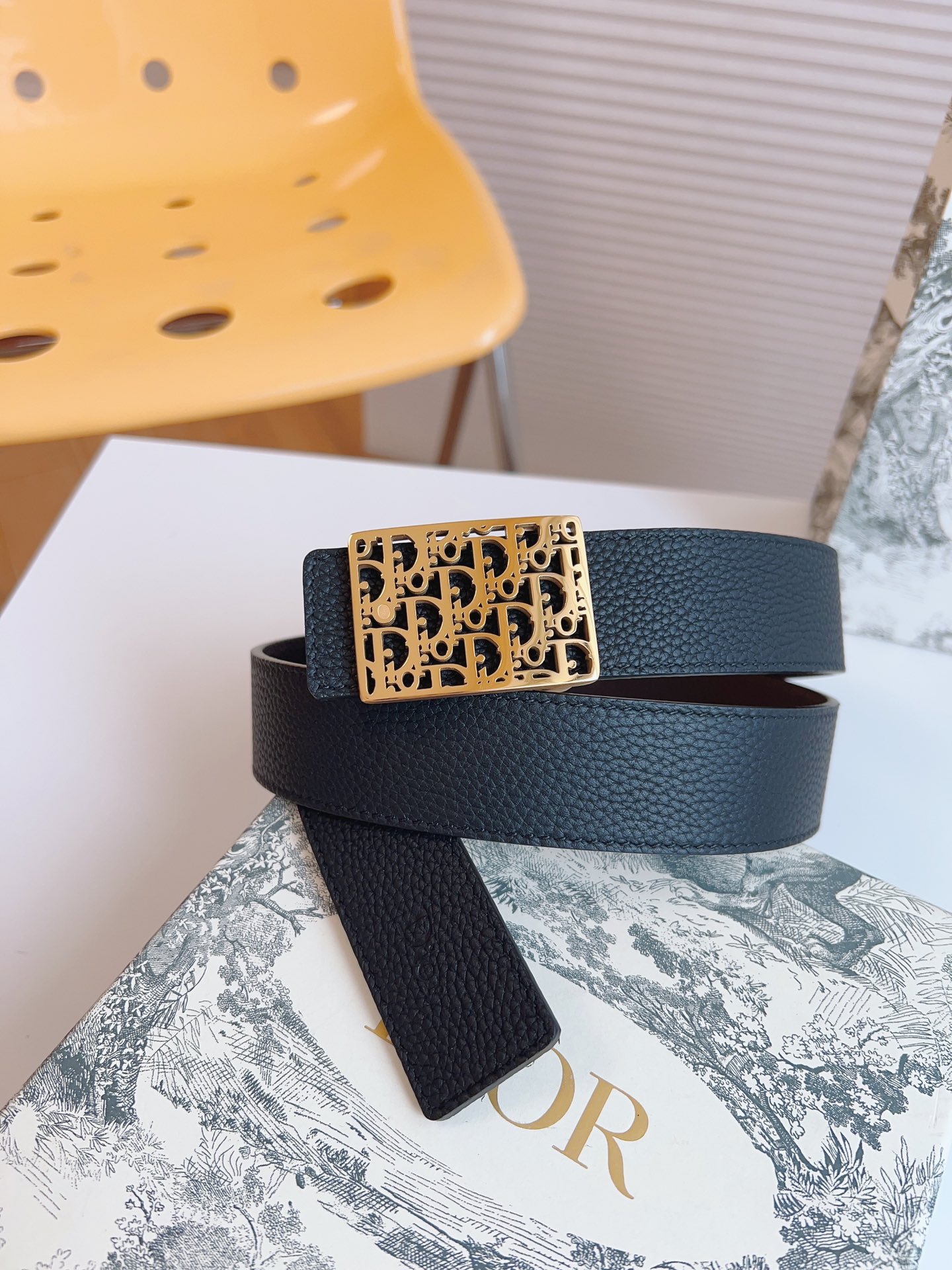 Dior hollow buckle cowhide double-sided belt 3.5CM wide