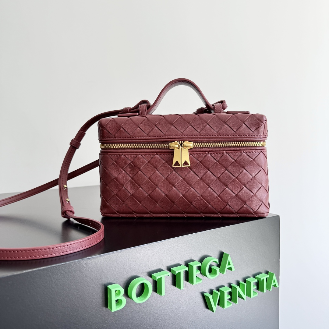 Bottega Veneta 2024 Woven Zippered Baguette Bag 789109