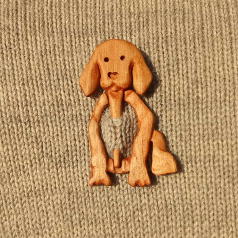 Brooch pin with wooden animal pattern (sweater clip)