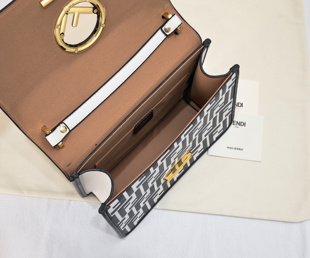 FENDI FF Logo Mania handbag 8806