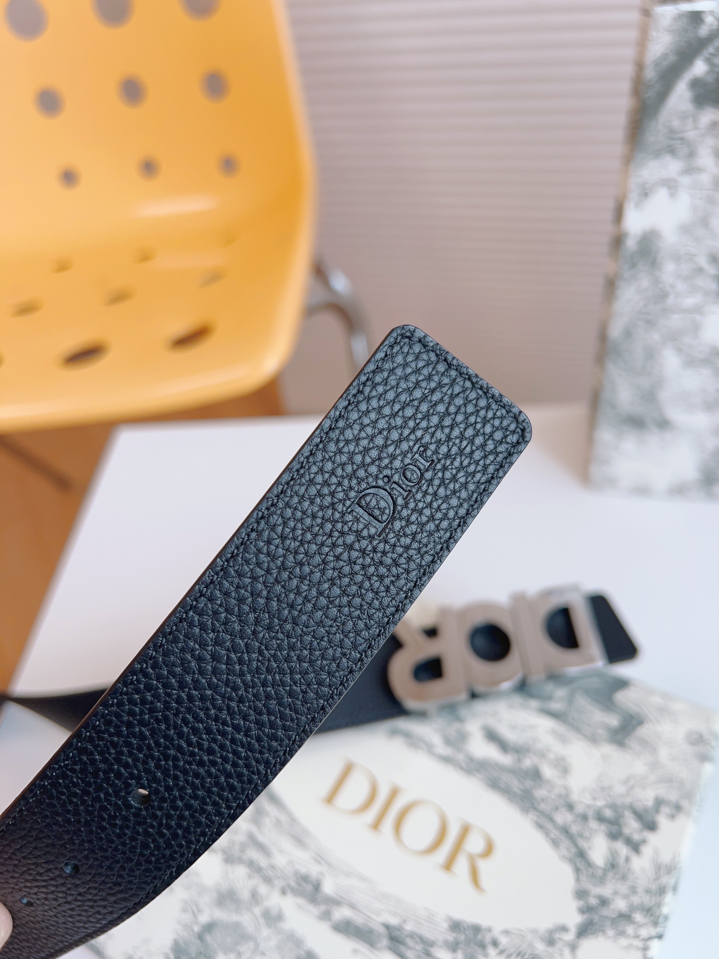 Dior double-sided leather belt with letter buckle, 3.5CM wide