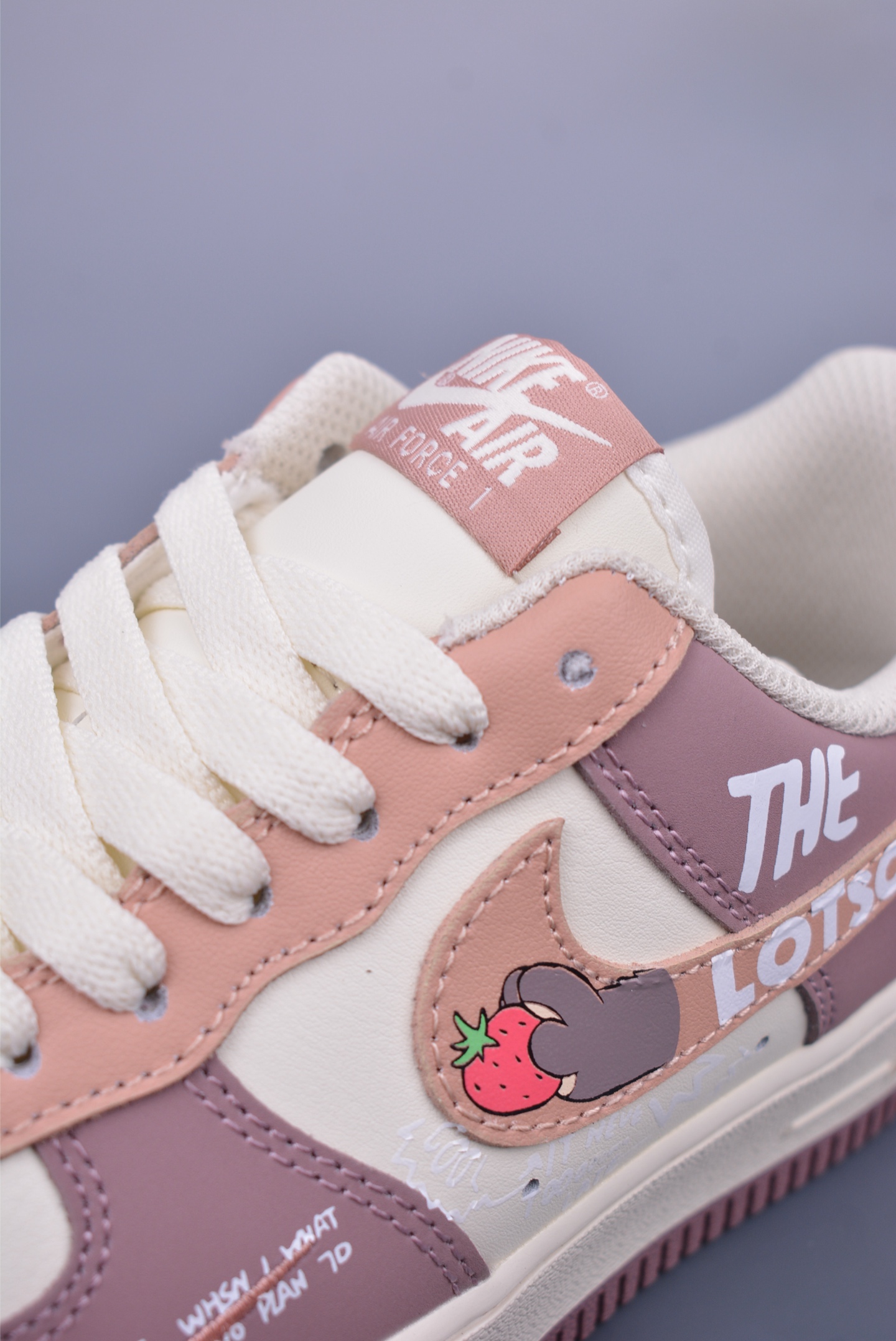 Nike Air Force 1 07 Low Sneakers Strawberry Bear DB3301-551
