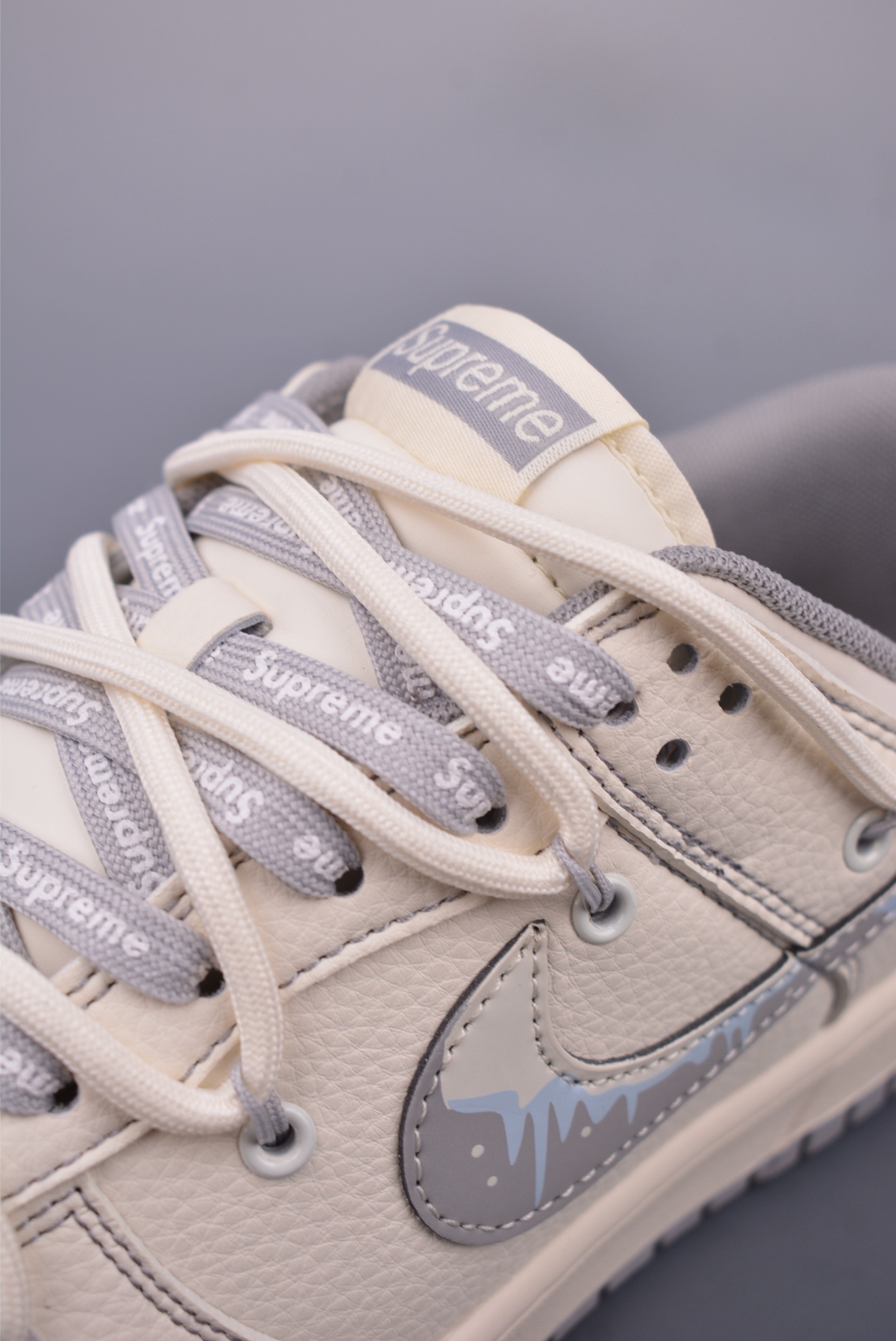 SUPREME x Nike SB Dunk Low sneakers Off-white and gray DM6868-086