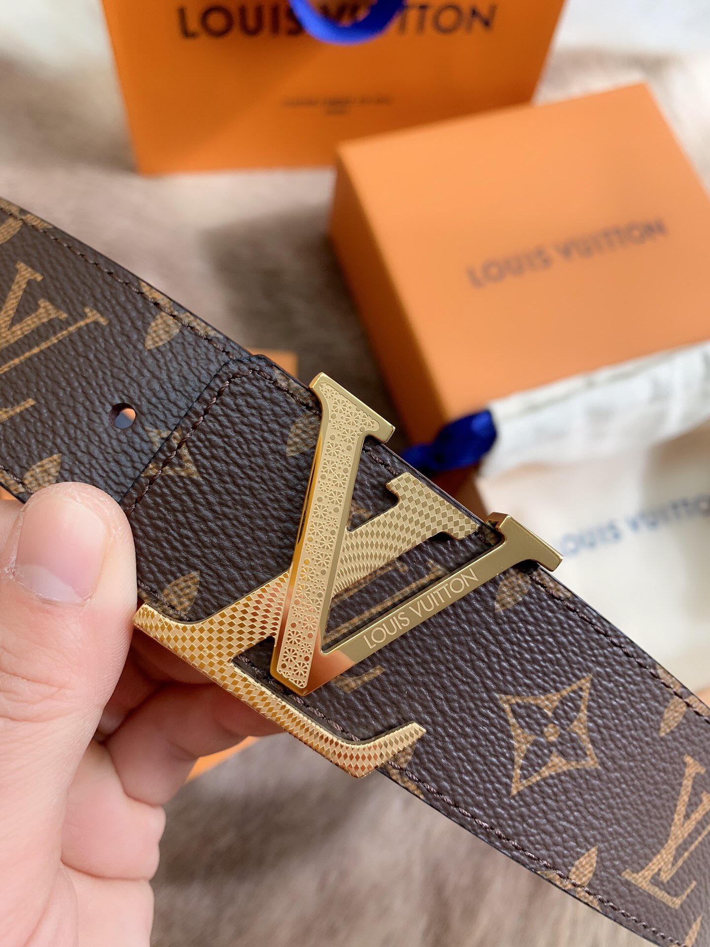 Louis Vuitton Men's Old Fashioned Cowhide Belt 4CM Width