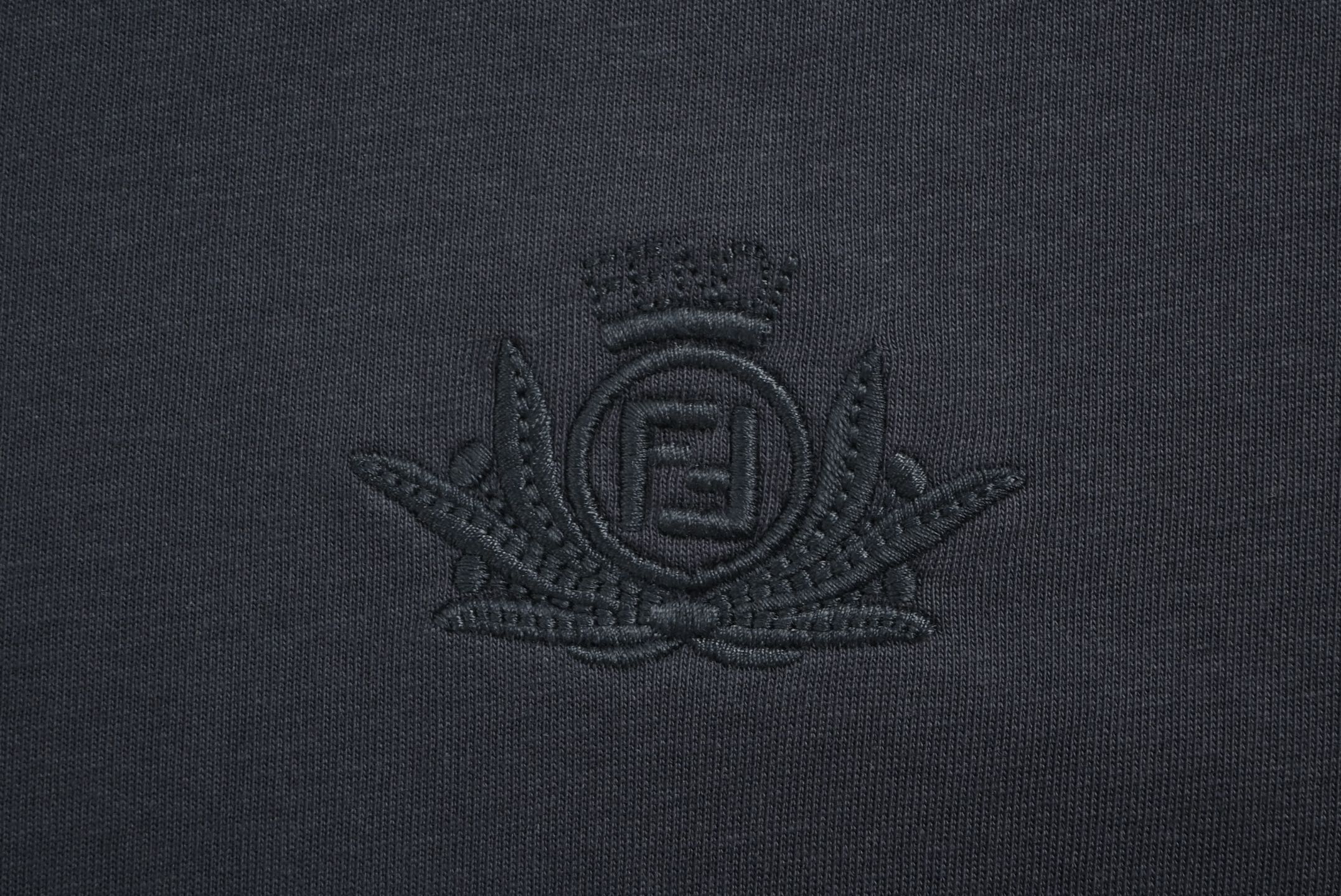 Fendi Club solid color badge embroidered short sleeves