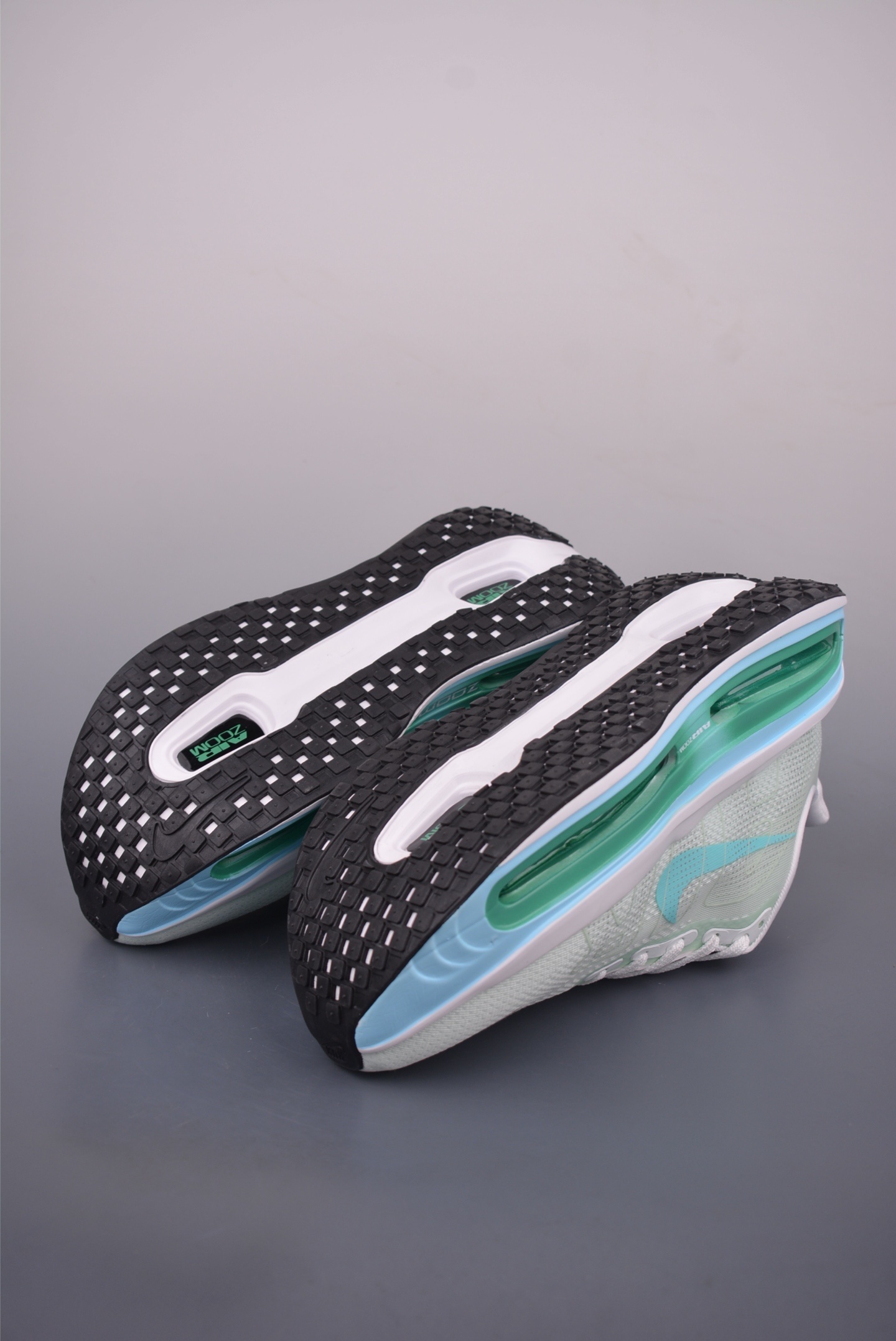 Nike Vomero premium “mint green”  FM8453-014