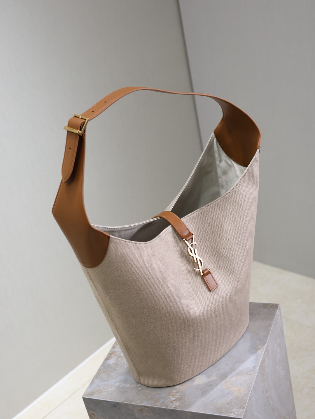Yves Saint Laurent LE 5À7 Large Bucket Underarm Bag 753823