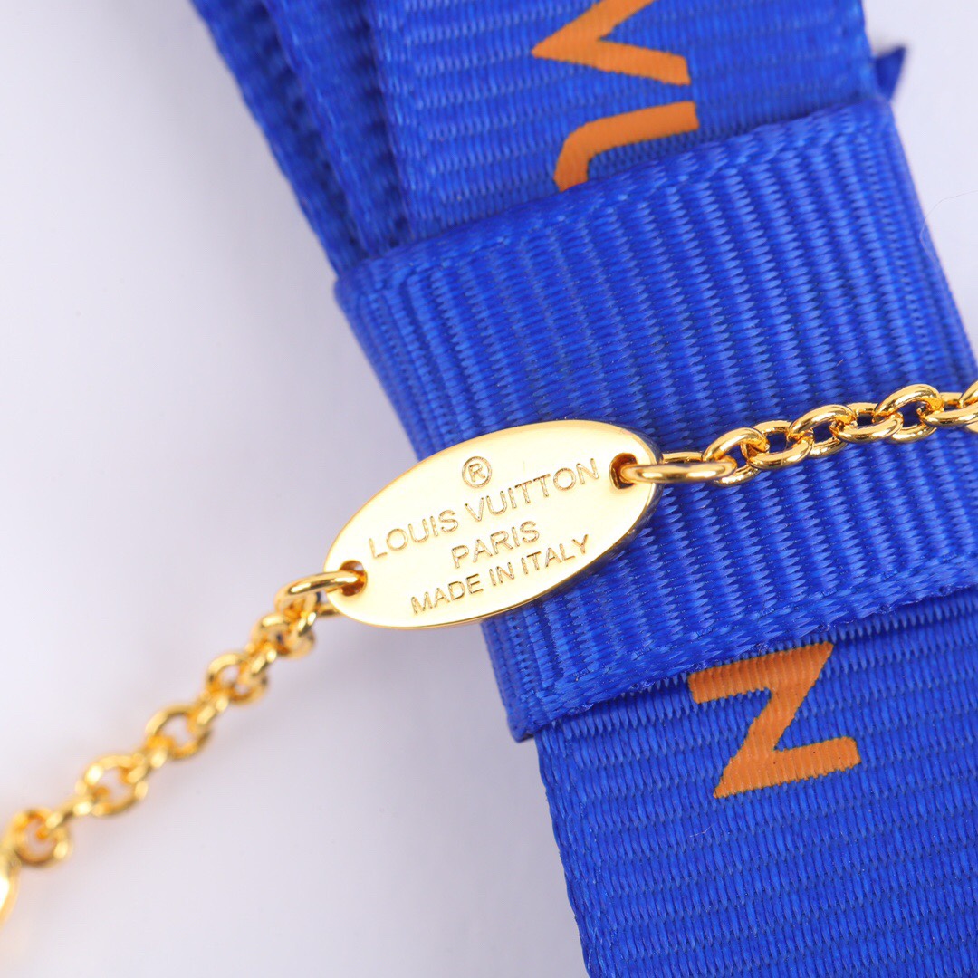 Louis Vuitton Vine Edge Round Pendant Necklace